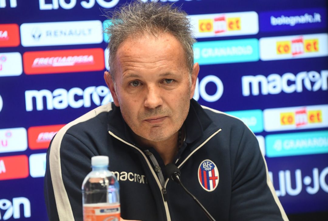 它像一面镜 它像一面镜